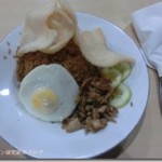 ジャワ島スカルノハッタ国際空港で食べるナシゴレン